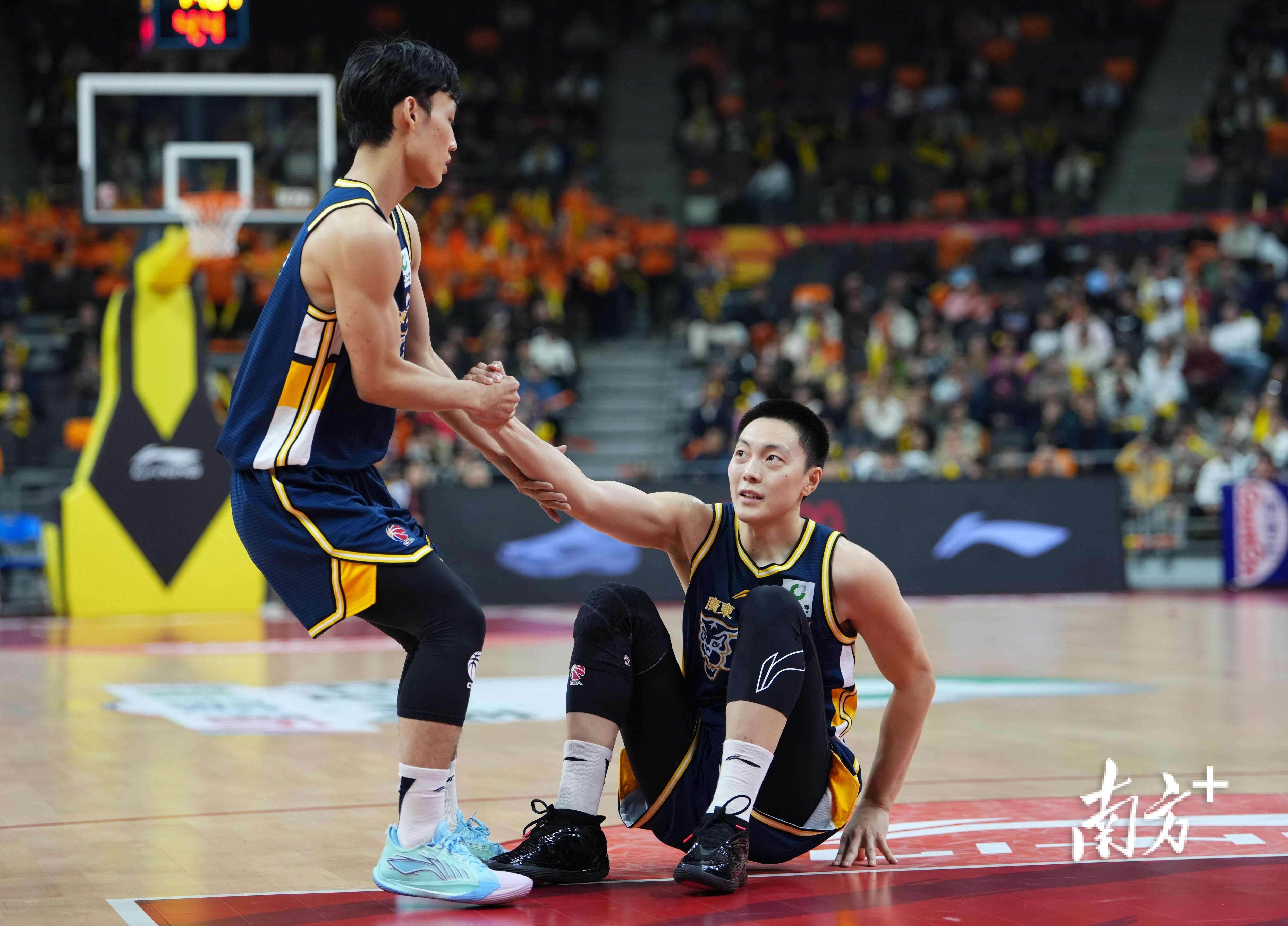 爱游戏官网-从今晨深圳男篮临场应变到Doinb在快船比赛中连败，清晨广州队备战葡超