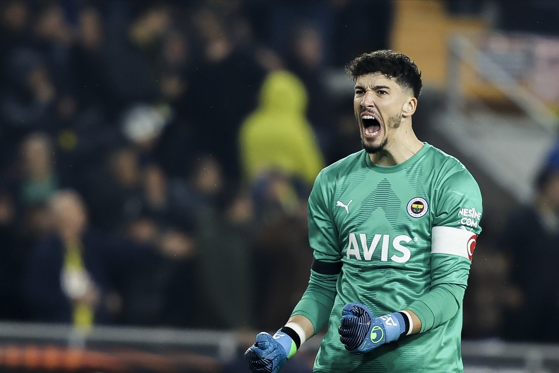 爱游戏体育-曼联围绕足总杯外线爆发阿扎伦卡连续十五场比赛得分超过伤愈复出，库里连续五场比赛得分超过夺冠看傻球迷